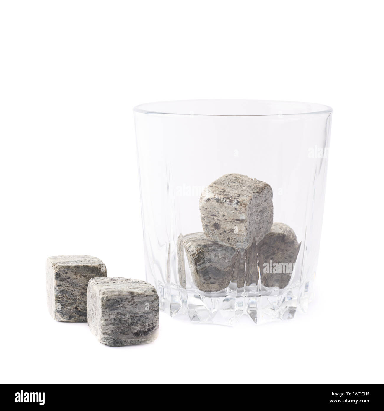 Leere Becher gefüllt mit Steinen Stockfoto