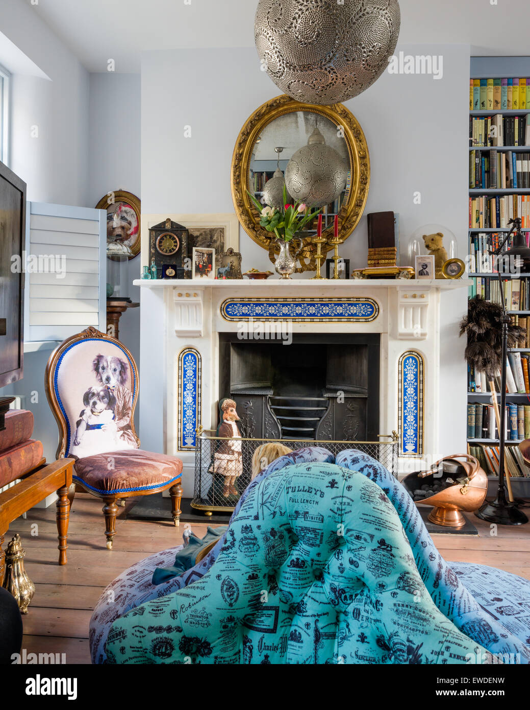 Trio der geknöpfte viktorianischen Sessel gepolstert in Corys Karte Stoff im Wohnzimmer mit Kamin und Visitorian upholstere Stockfoto
