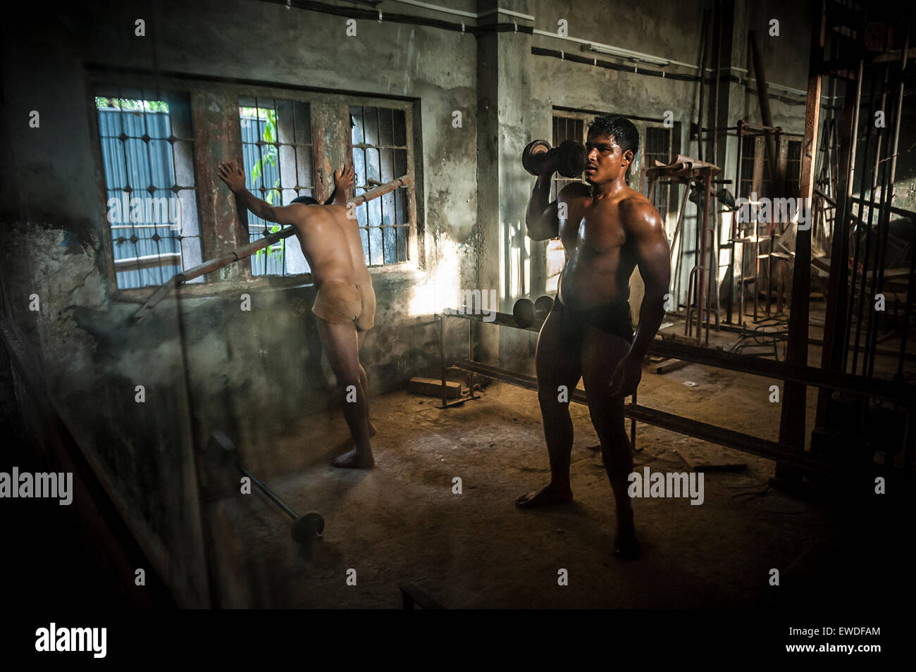 Kushti Ringer training in einem Fitnessstudio in Akhara, Mumbai, Indien. Stockfoto