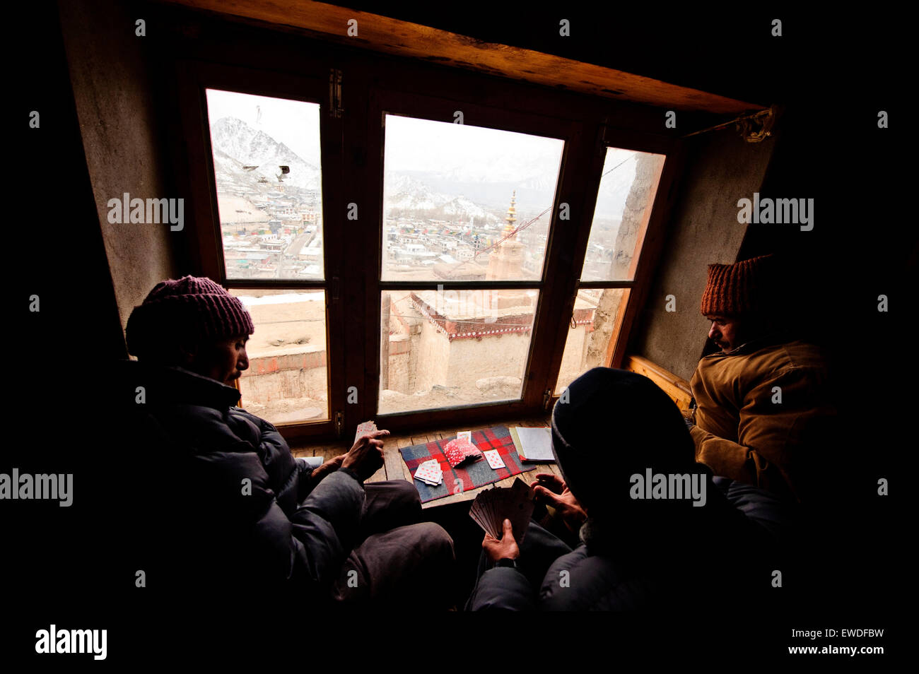 Männer-Spielkarten in Leh Palace, Leh, Ladakh, Indien. Stockfoto