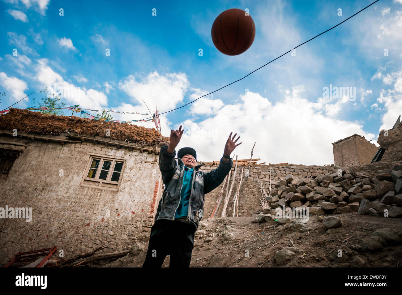 Ein Junge spielt Ball in Ang, Ladakh, Indien. Stockfoto