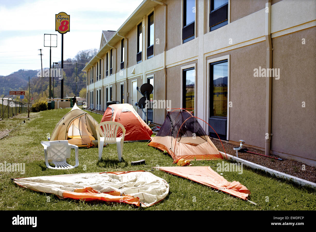 Zelte, die hinter einem Super 8 Motel austrocknen Stockfoto