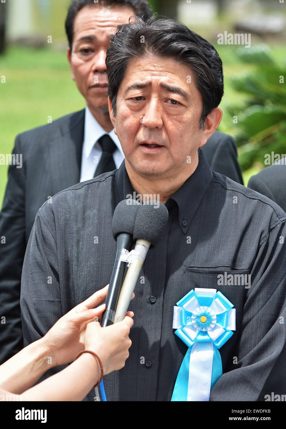 Okinawa. 23. Juni 2015. Shinzo Abe, Schlacht um Okinawa, 23. Juni 2015, Itoman, Okinawa, Japan: Japans Ministerpräsident Shinzo Abe Frage des Reporters nach der Trauerfeier für alle Krieg tot der "Schlacht von Okinawa" bei der Peace Memorial Park in Itoman, Okinawa, Japan am 23. Juni 2015. © AFLO/Alamy Live-Nachrichten Stockfoto