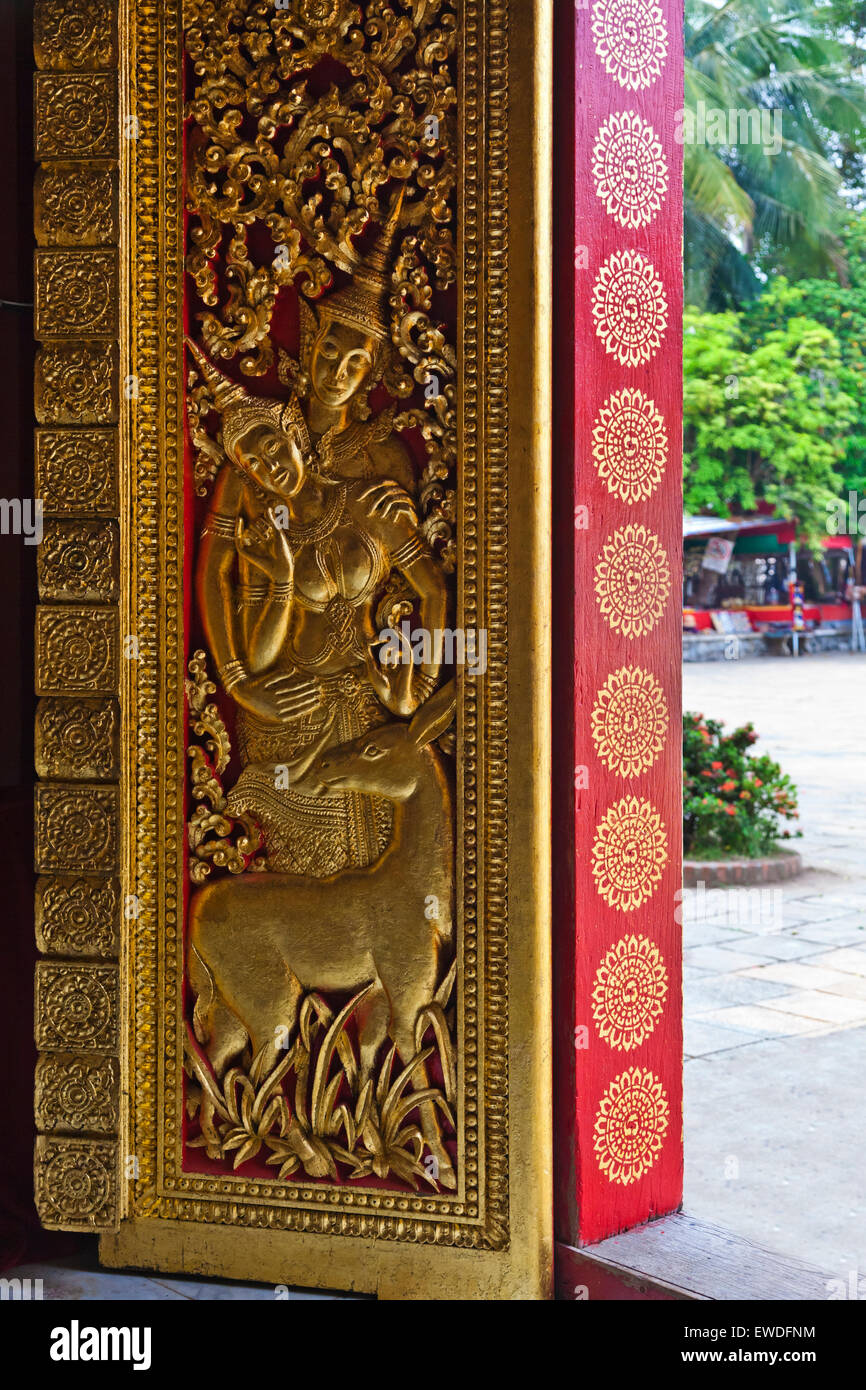 Vergoldete geschnitzte Fenster Verschluss innerhalb der buddhistischen WAT XIENG THONG (Tempel der goldenen Stadt) - LUANG PRABANG, LAOS Stockfoto