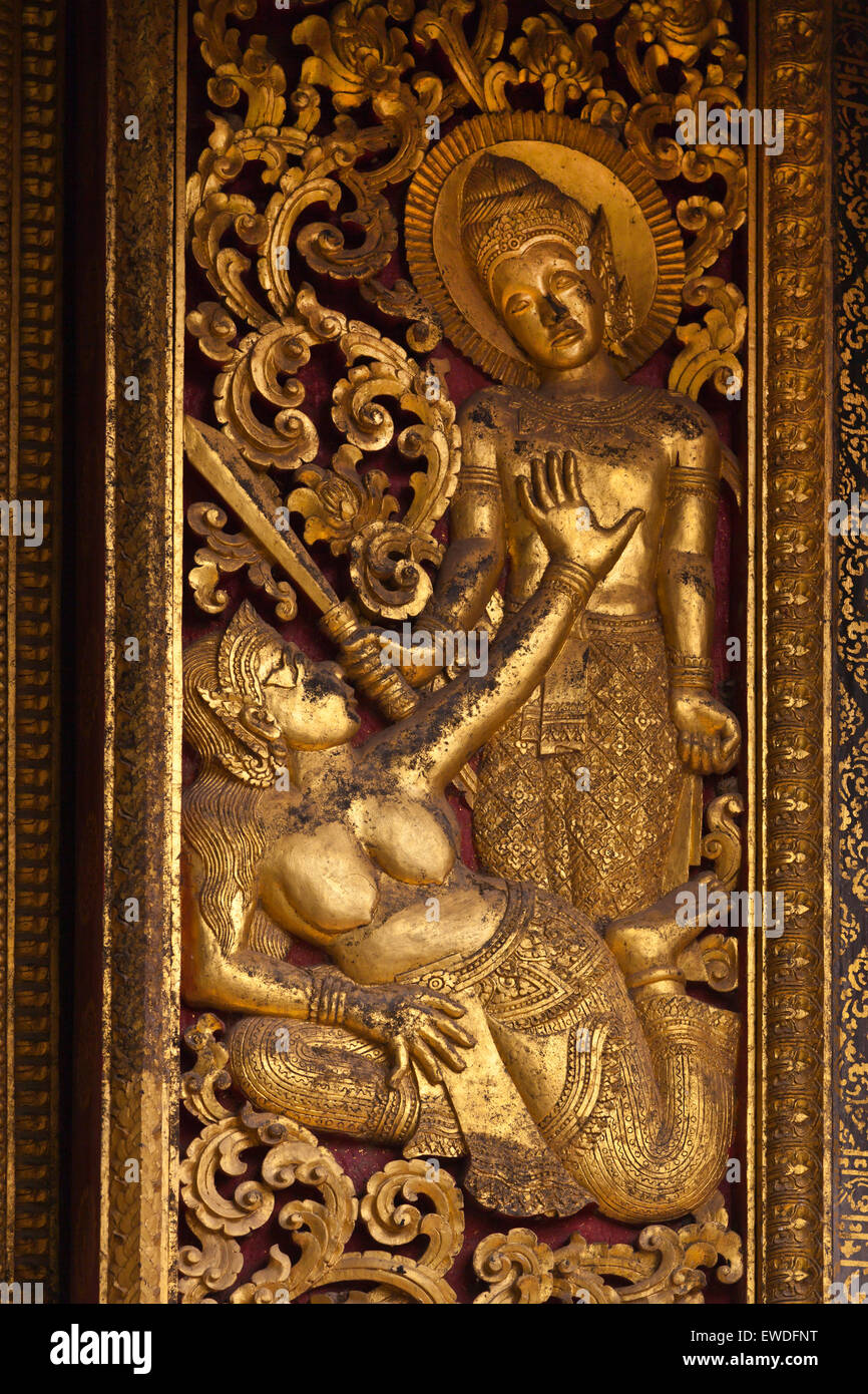 Vergoldetes geschnitztes Fenster Verschluss innerhalb der buddhistischen WAT XIENG THONG (Tempel der goldenen Stadt), erbaut im Jahre 1560 - LUANG RACHENTUPFER, L Stockfoto