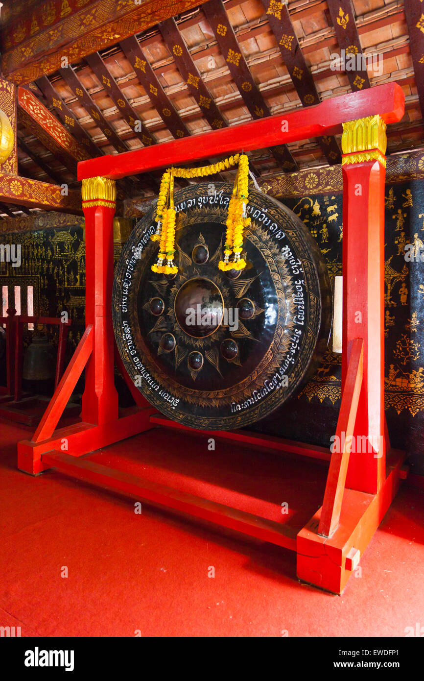 Riesen GONG innerhalb der buddhistischen WAT XIENG THONG (Tempel der goldenen Stadt), erbaut im Jahre 1560 - LUANG RACHENTUPFER, LAOS Stockfoto