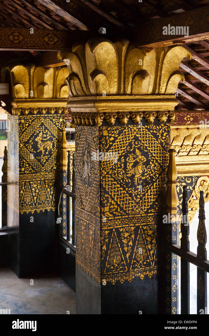 Schablone Designs auf den Säulen des WAT XIENG THONG (Tempel der goldenen Stadt), gebaut im Jahre 1560 - LUANG PRABANG, LAOS Stockfoto