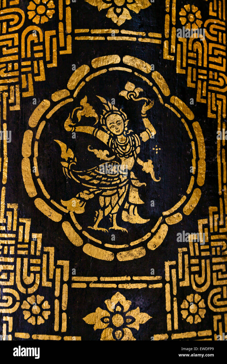 Schablone Gottheit auf einem Pfeiler des WAT XIENG THONG (Tempel der goldenen Stadt), erbaut im Jahre 1560 - LUANG PRABANG, LAOS Stockfoto