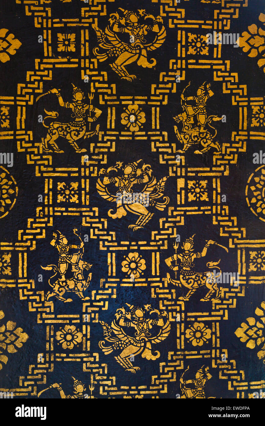 Schablone Gottheit auf einem Pfeiler des WAT XIENG THONG (Tempel der goldenen Stadt), erbaut im Jahre 1560 - LUANG PRABANG, LAOS Stockfoto