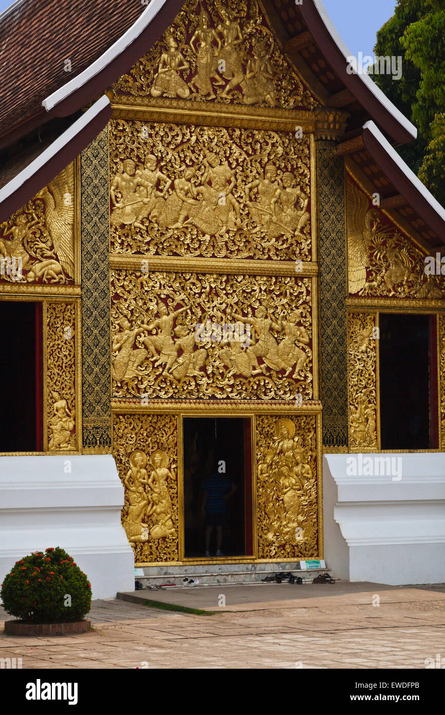 Vergoldete Flachrelief von Lao Geschichte an WAT XIENG THONG (Tempel der goldenen Stadt), erbaut im Jahre 1560 - LUANG PRABANG, LAOS Stockfoto