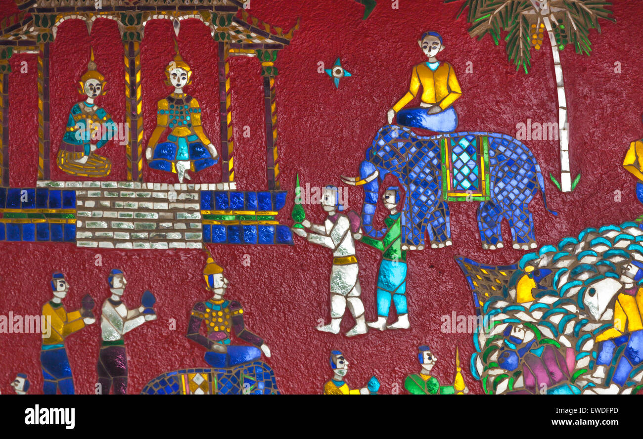 Glas-Mosaik der historischen Szene an die buddhistischen WAT XIENG THONG Komplex (Tempel der goldenen Stadt), erbaut im Jahre 1560 - LUANG PRABAN Stockfoto