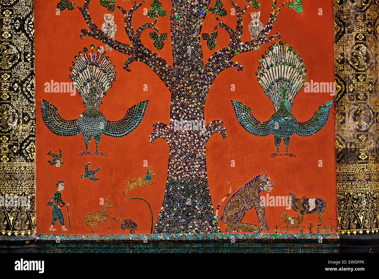 Glasmosaik von dem Baum des Lebens schmückt WAT XIENG THONG (Tempel der goldenen Stadt), erbaut im Jahre 1560 - LUANG PRABANG, LAOS Stockfoto