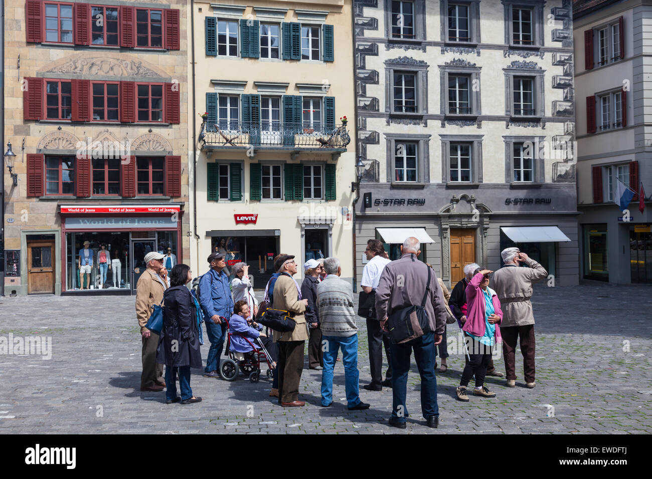 Gruppe von Touristen auf einer geführten Tour in der Altstadt von Luzern, Schweiz Stockfoto