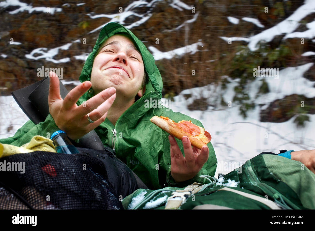 ein Wanderer auf der Rückseite ein Pick up Truck fahren. Stockfoto