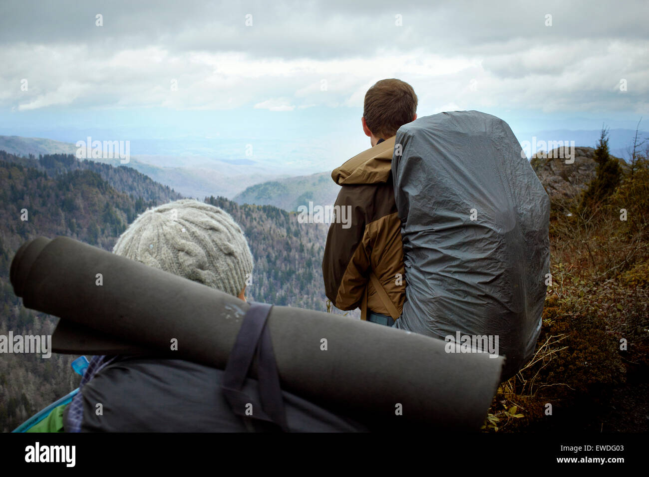 Zwei Wanderer genießen Sie einen Ausblick auf den Great Smokey Mountains. Stockfoto