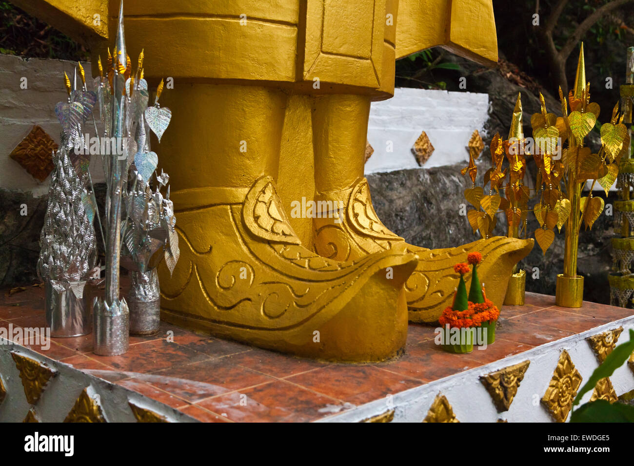 GOLDEN BUDDHA Füße auf MOUNT PHOUSI - LUANG PRABANG, LAOS Stockfoto