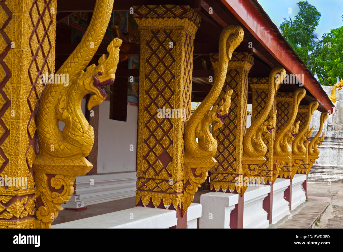 DRAGON-FEDERBEINE auf einen buddhistischen Tempel - LUANG PRABANG, LAOS Stockfoto