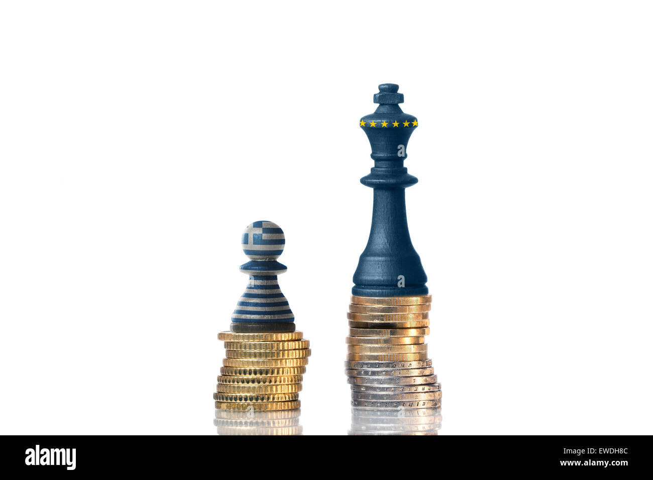 Schachfiguren auf einem Stapel von Münzen in den Farben von Griechenland und der EU Stockfoto