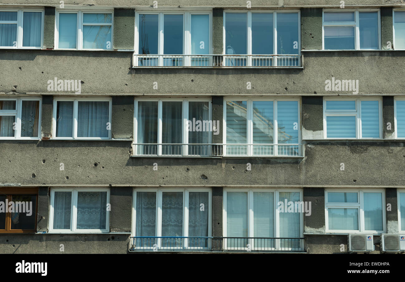 die Fassade eines Gebäudes mit Anzeichen von Aufnahmen der Schüsse an den Wänden in Sarajevo Stockfoto