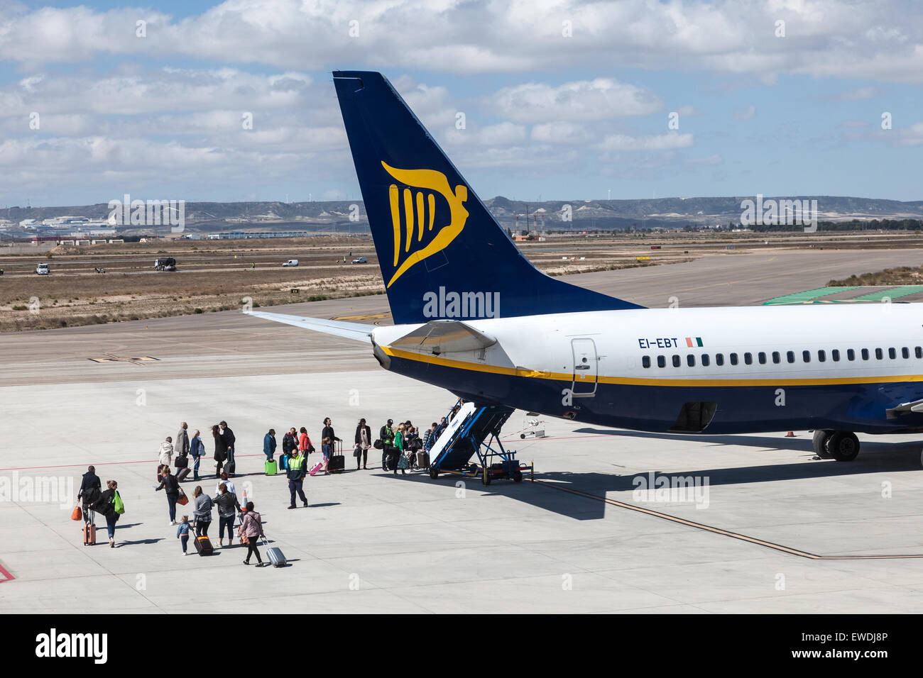 Ryanair-Flugzeug einsteigen auf der Landebahn des internationalen Flughafen Zaragoza Provinz Aragon, Spanien Stockfoto