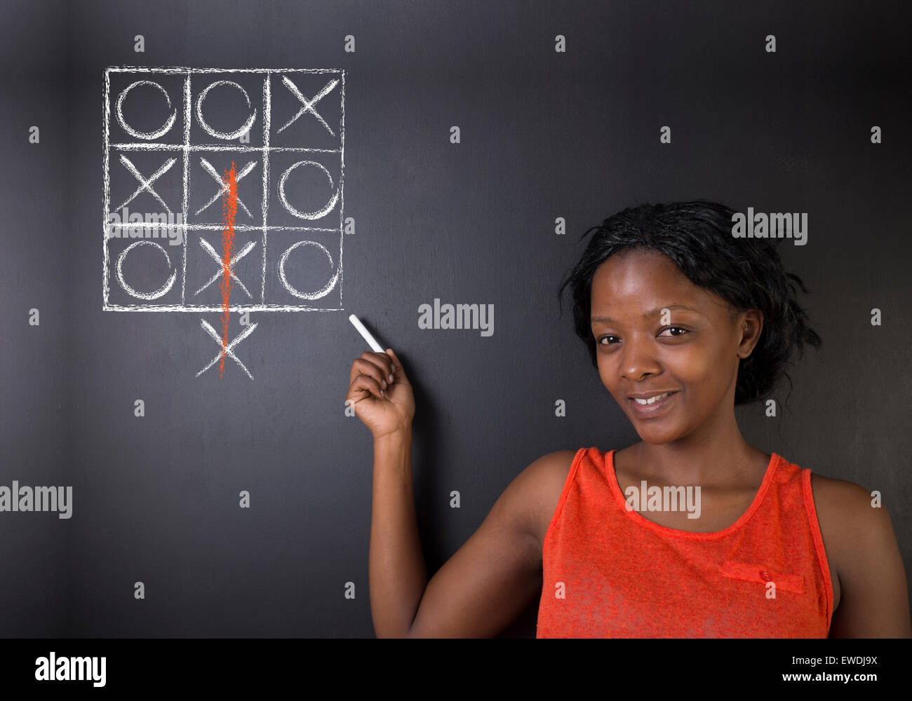 Denken aus der Box südafrikanischen oder afroamerikanische Frau Lehrer oder Student zeigt auf ein Tic-tac-Toe-Konzept Stockfoto