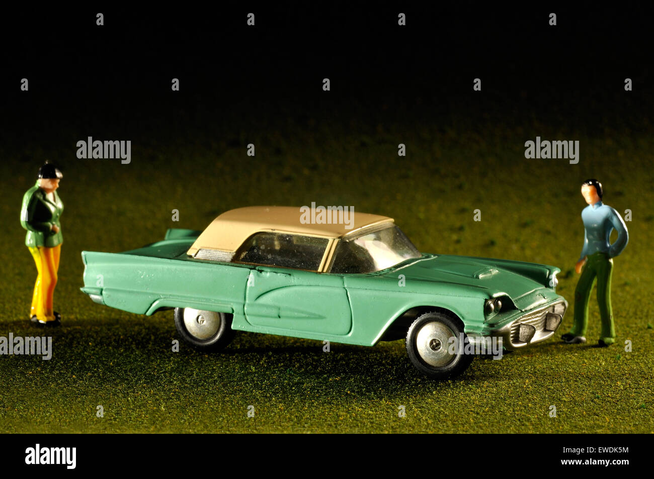 Modell Ford Thunderbird mit Miniatur-Menschen-Auto in Studioumgebung Stockfoto
