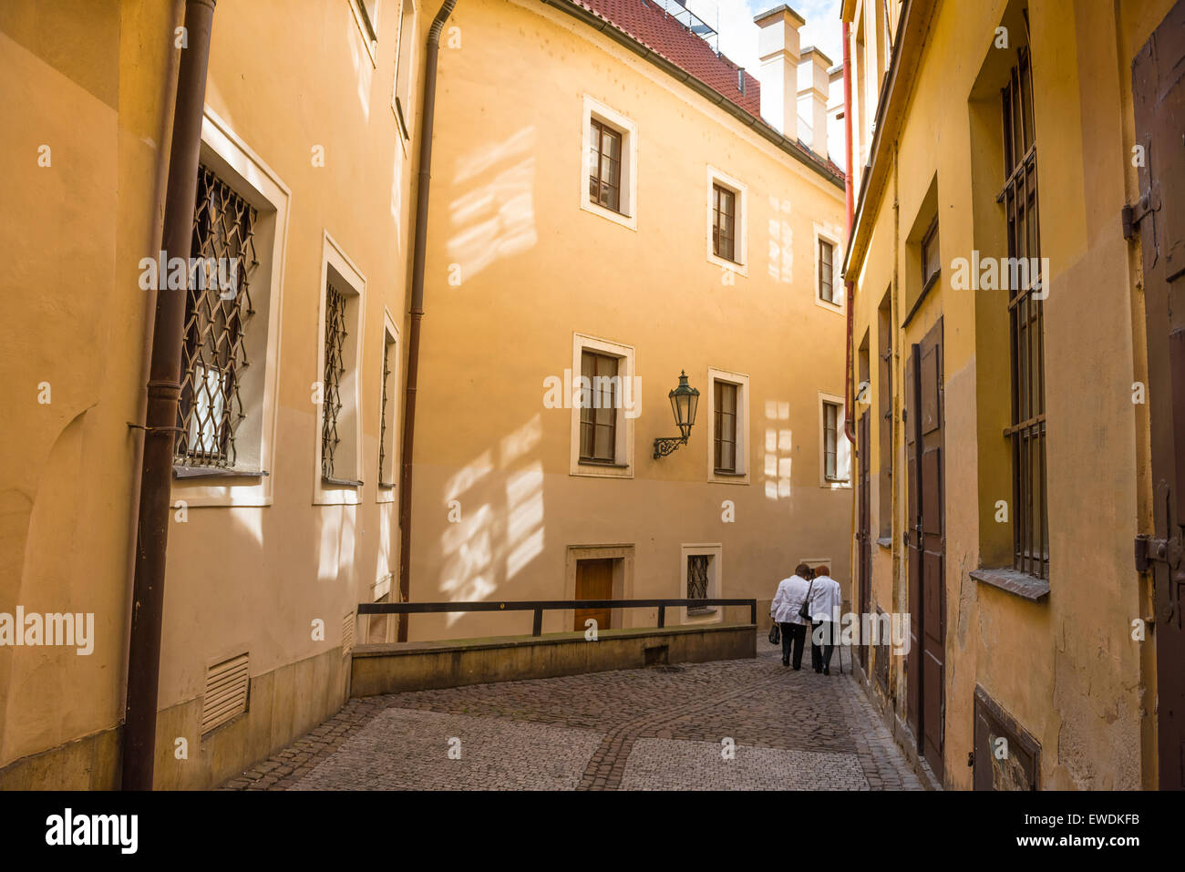 Ältere Freunde, Rückansicht zweier älterer Frauen, die zusammen in einer Straße im mittelalterlichen Zentrum des historischen Stadtteils Stare Mesto in Prag spazieren. Stockfoto