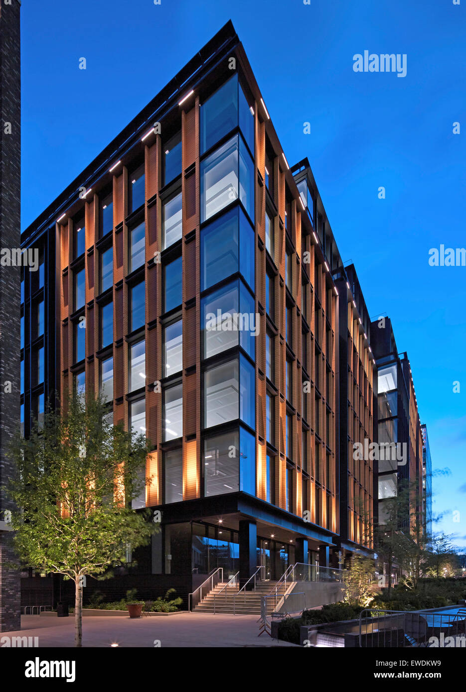Ecke Höhe in der Abenddämmerung. 6 Pancras Square, London, Vereinigtes Königreich. Architekt: Wilmotte UK Ltd, 2015. Stockfoto