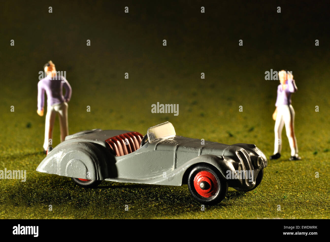 Modell Fraser-Nash-Sportwagen mit Miniatur-Menschen in Studioumgebung Stockfoto