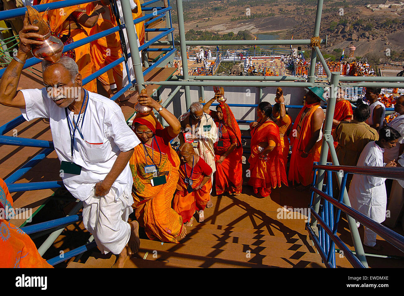 Indien Karnataka Sravanabelagola Pilger warten darauf, Salbe die Statue von Lord Bahubali Stockfoto