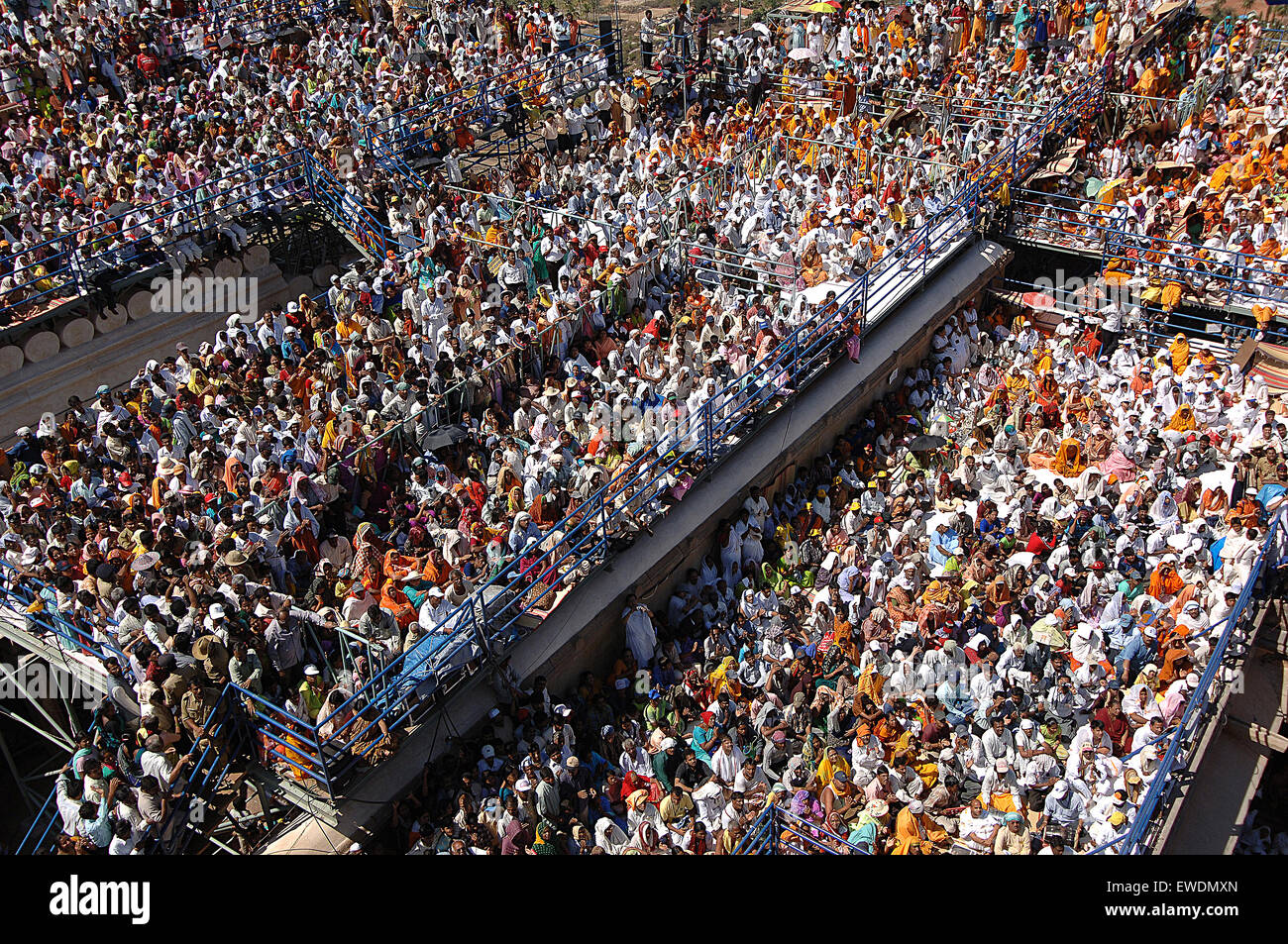 Indien Karnataka Sravanabelagola Pilger warten auf die Weihe der Statue von Lord Bahubali Zeuge Stockfoto