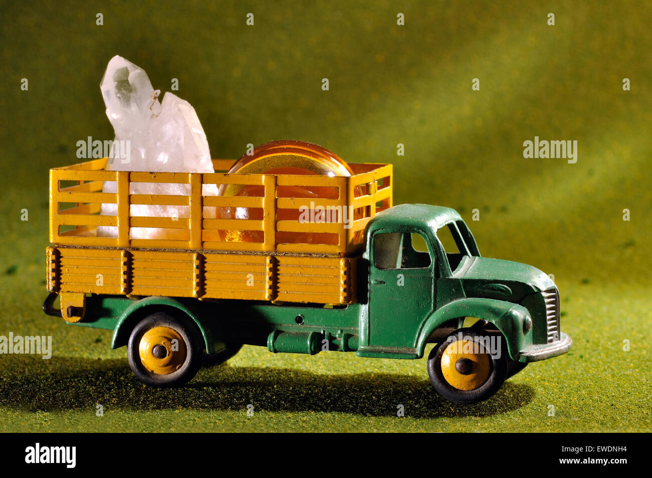 Oldtimer Dodge Truck mit Mineralien in Studioumgebung Stockfoto