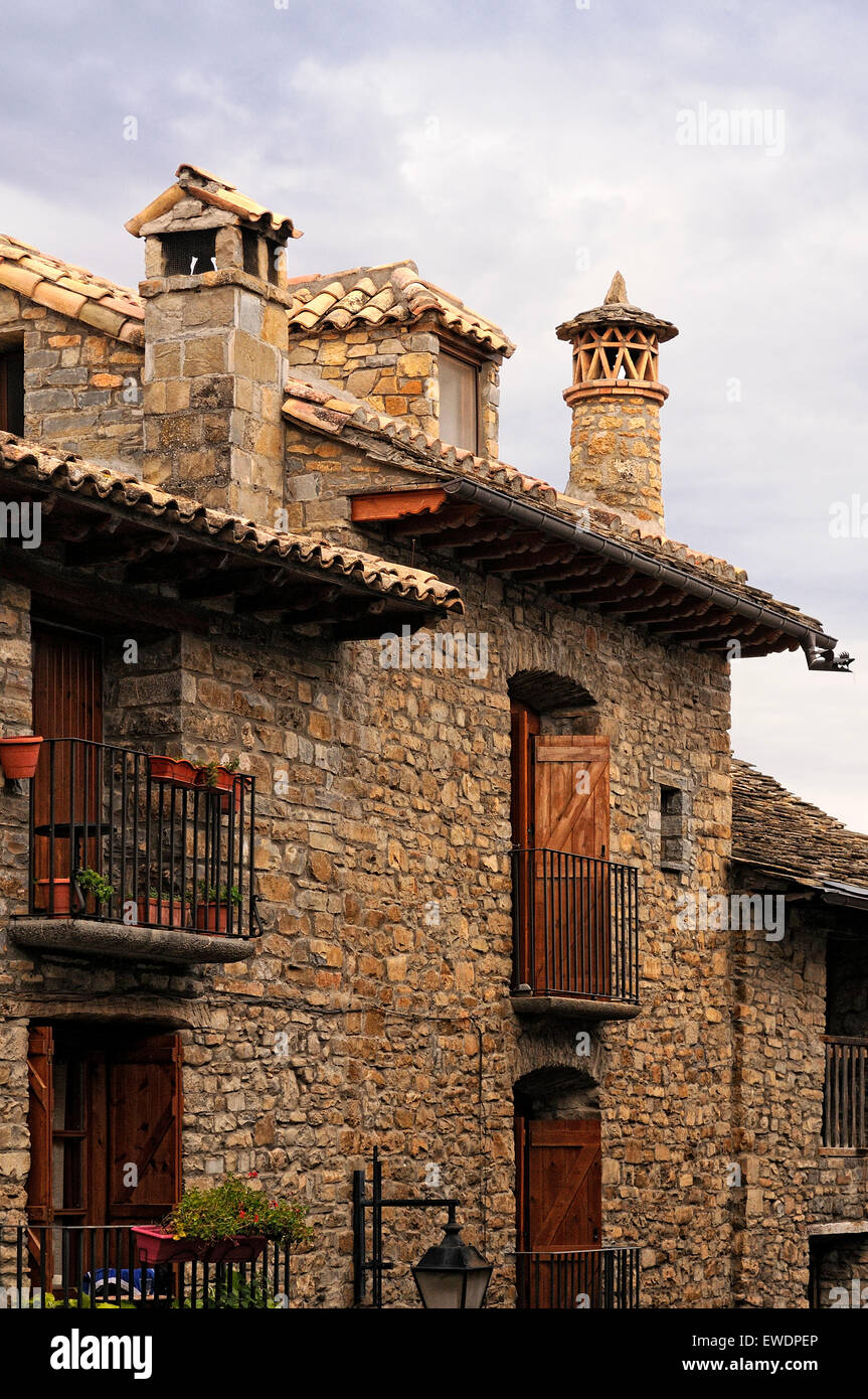 Vertikale Bild der schönen alten Häuser in Ainsa, Pyrenäen. Aragón. Spanien. Stockfoto