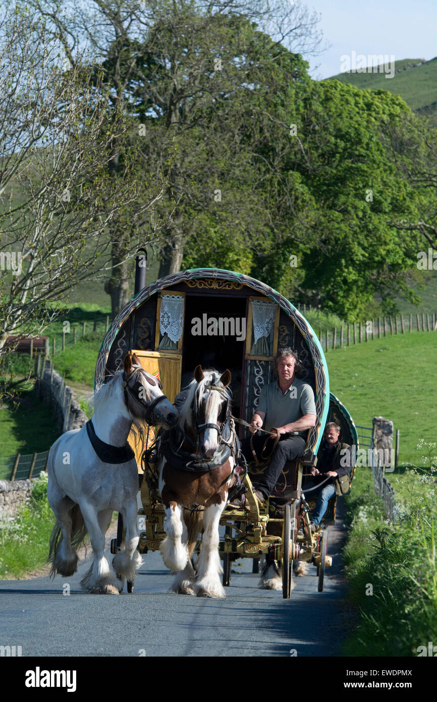 Pferdekutsche Wohnwagen Richtung entlang der schmalen Landstraße in der Nähe von Kirkby Stephen, Richtung Appleby Horse Fair 2015. Stockfoto