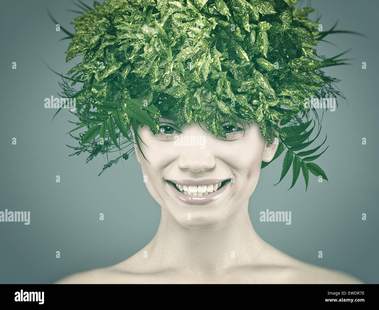 Lustige Frauenporträt mit Eco Hair style Stockfoto