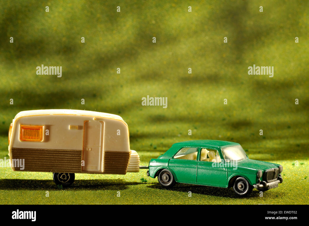 MG 1100 Limousine Modellauto und Majorette Wohnwagen in Studioumgebung Stockfoto