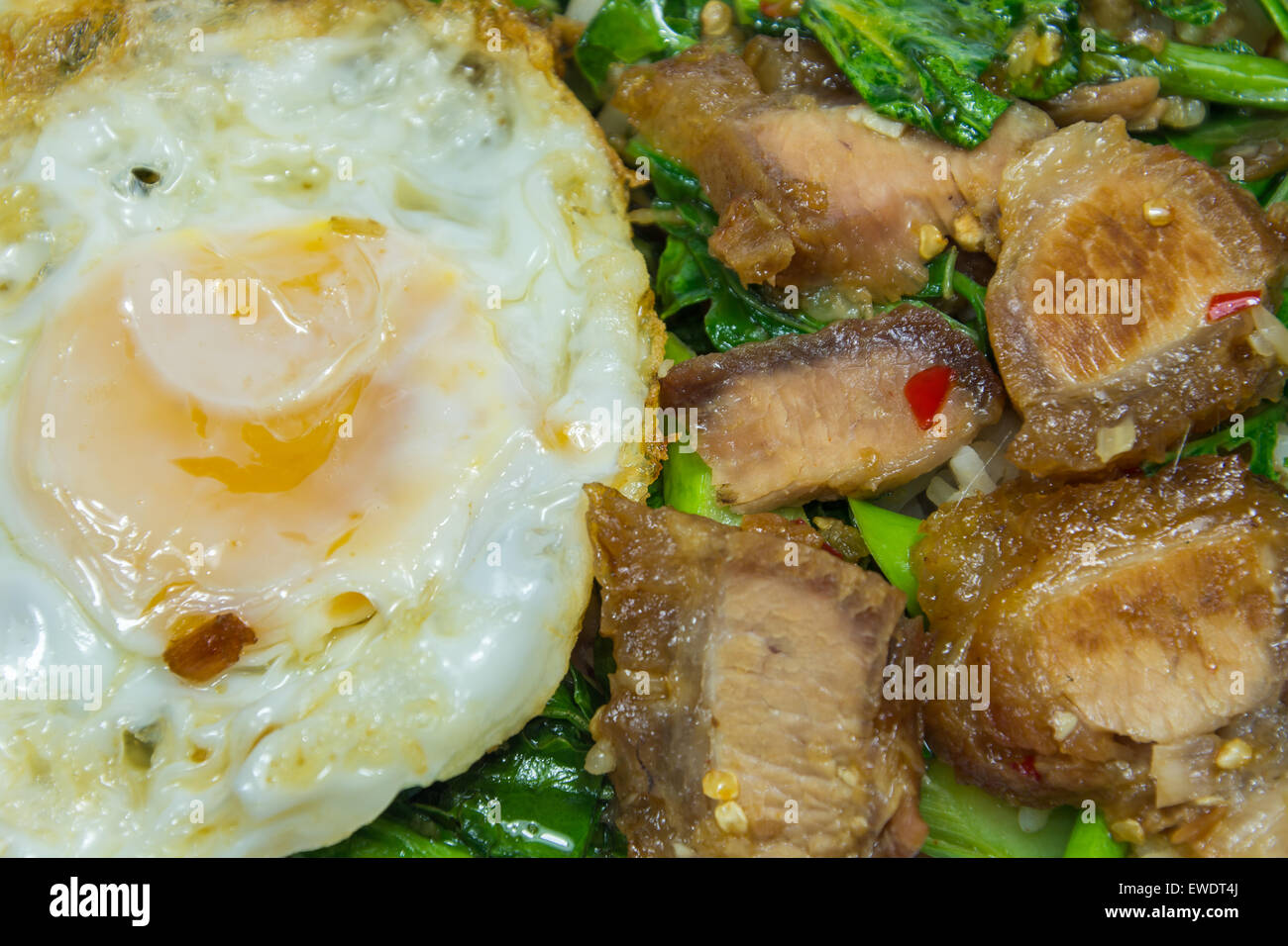 Thai-Menü - knusprigen Schweinebauch gebraten mit Grünkohl, Knoblauch ...