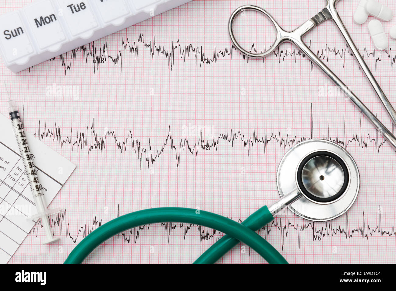 Medizinische Ausrüstung auf Pulse Trace Ausdruck angeordnet Stockfoto