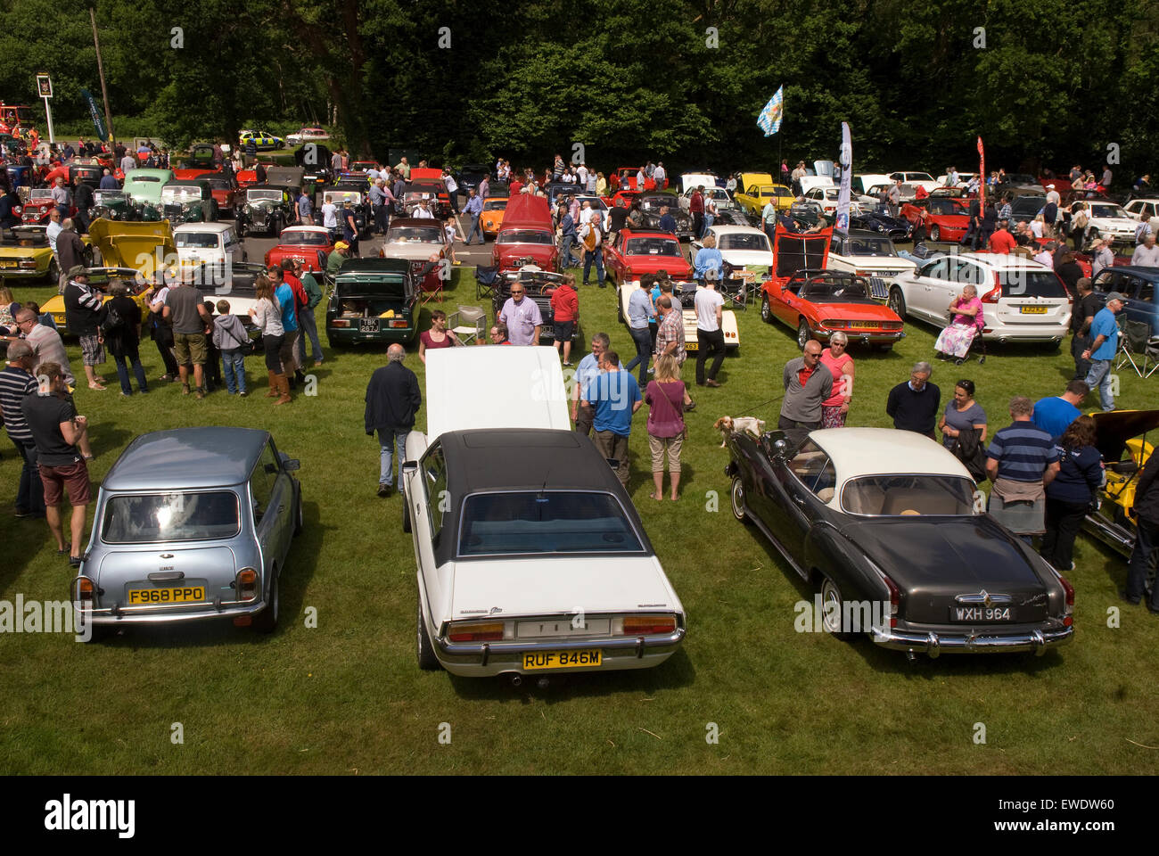 Menschenmengen versammelten sich an einem Classic Car Show, Liphook, Hampshire, UK. Stockfoto