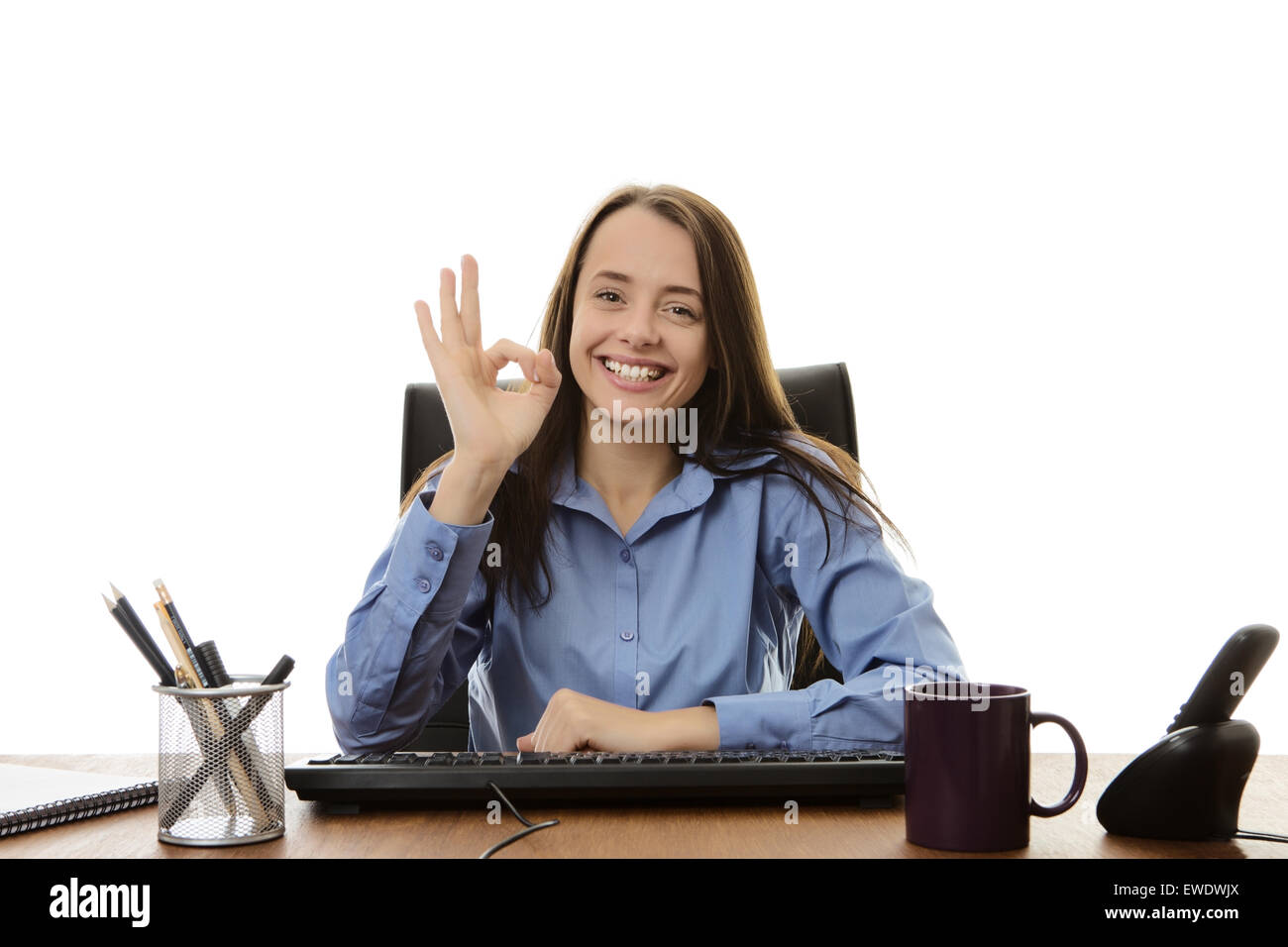 Business-Frau sitzt an ihrem Schreibtisch ein ok-Zeichen mit der Hand zu tun Stockfoto