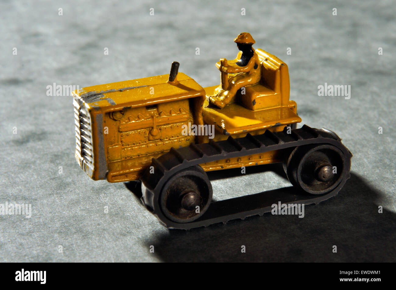 Alten Miniatur Modell Caterpillar Traktor in Studioumgebung Stockfoto