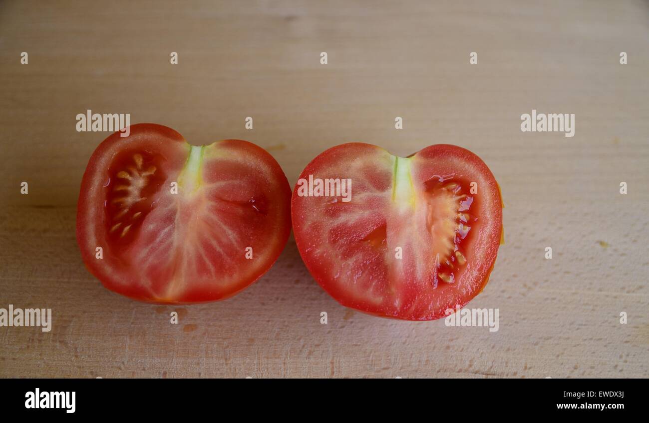 Zwei Hälften der Tomate Stockfoto