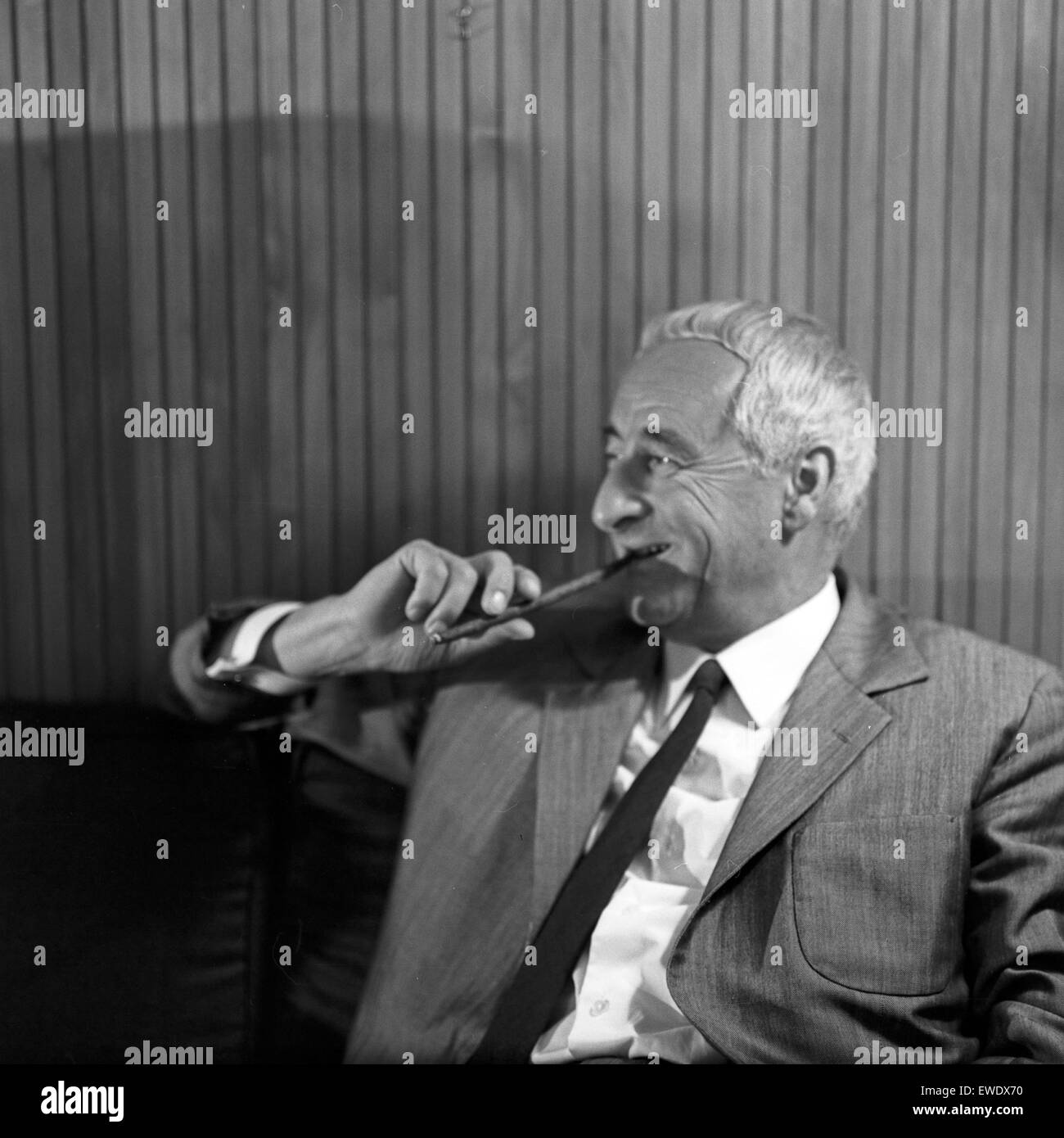 Deutscher Physiker, Schriftsteller und Fernsehjournalist Prof. Heinz Haber, Deutschland 1960er Jahre. Der deutsche Physiker, Autor und TV-Journalist Heinz Haber, Deutschland der 1960er Jahre. Stockfoto