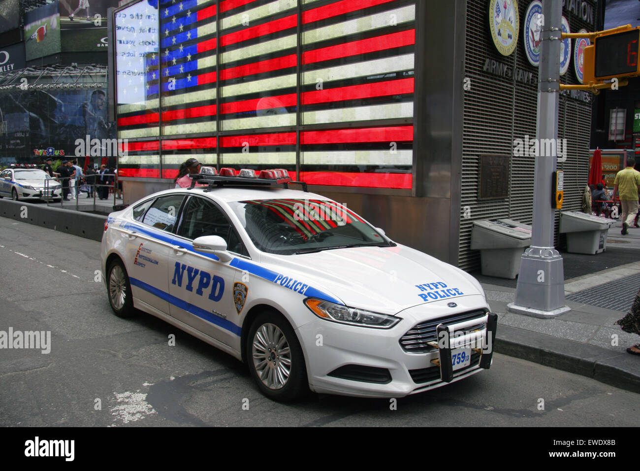 NYPD Auto durch große amerikanische Flagge, Times Square, Manhattan, New York City, USA Stockfoto