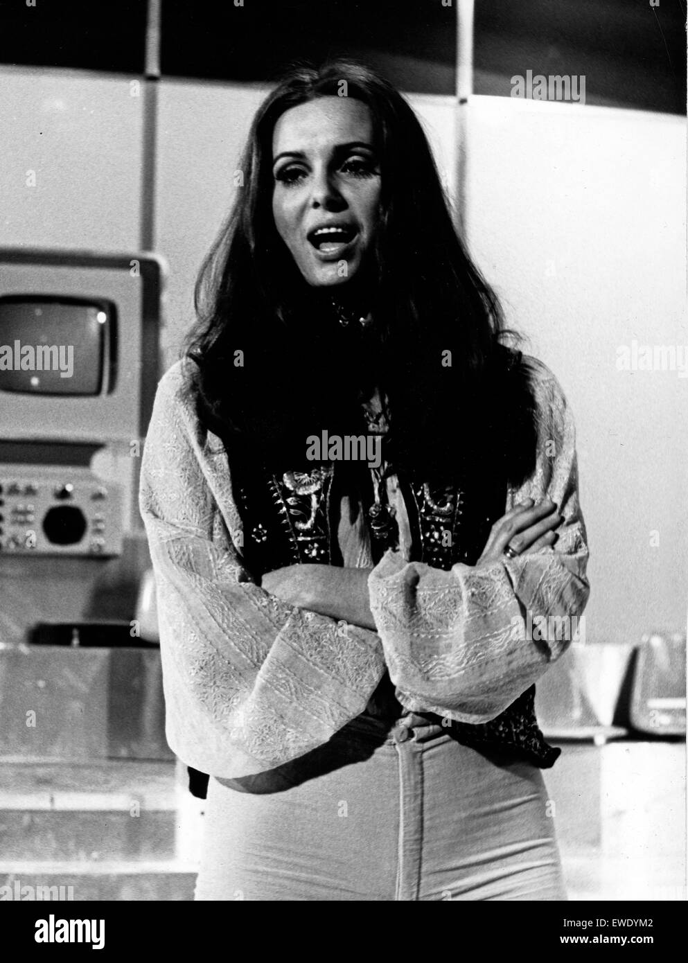 Israelische Filmschauspielerin und Sängerin Daliah Lavi singt in 'Disco