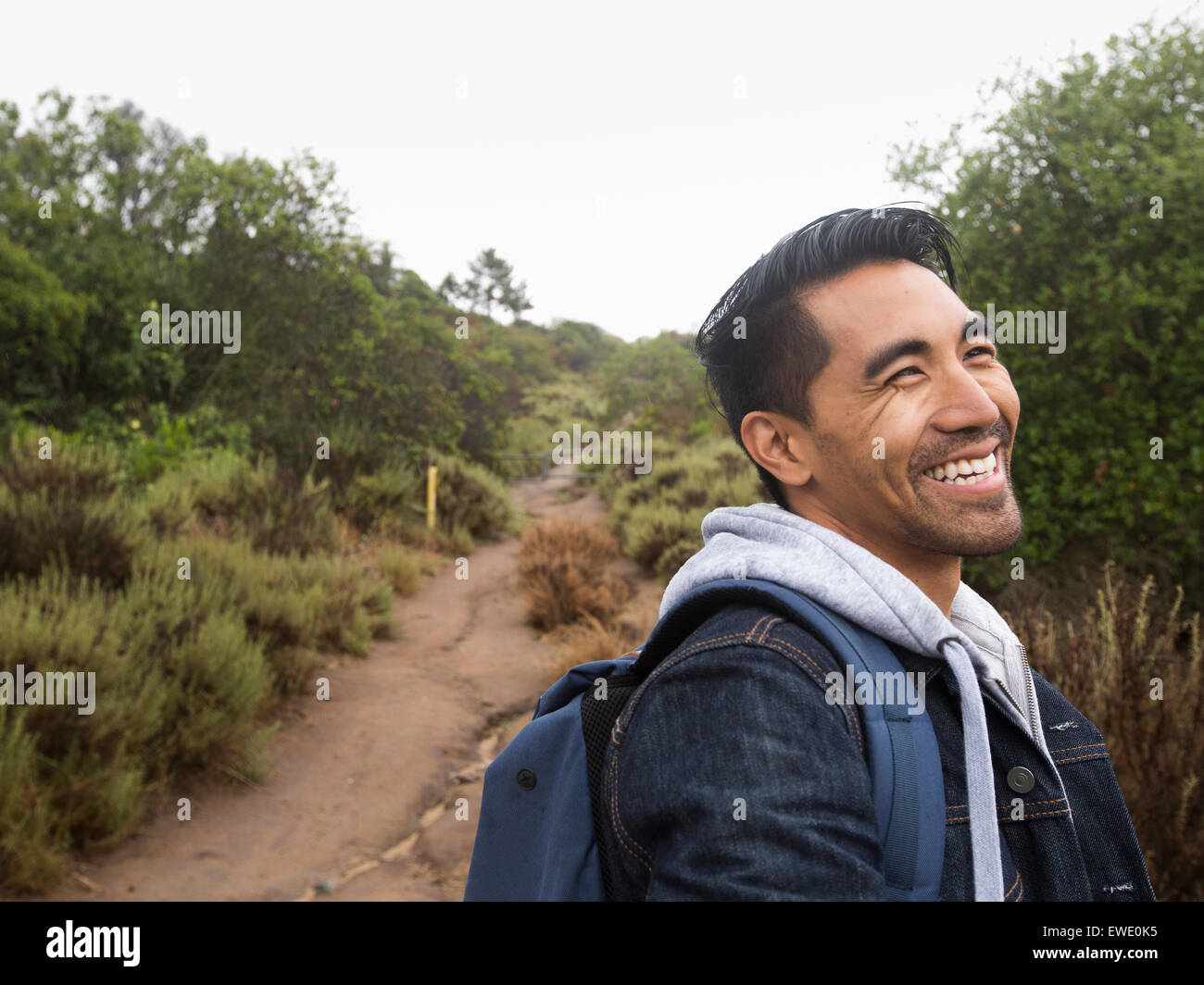 Lächelnder junger Mann in einem park Stockfoto