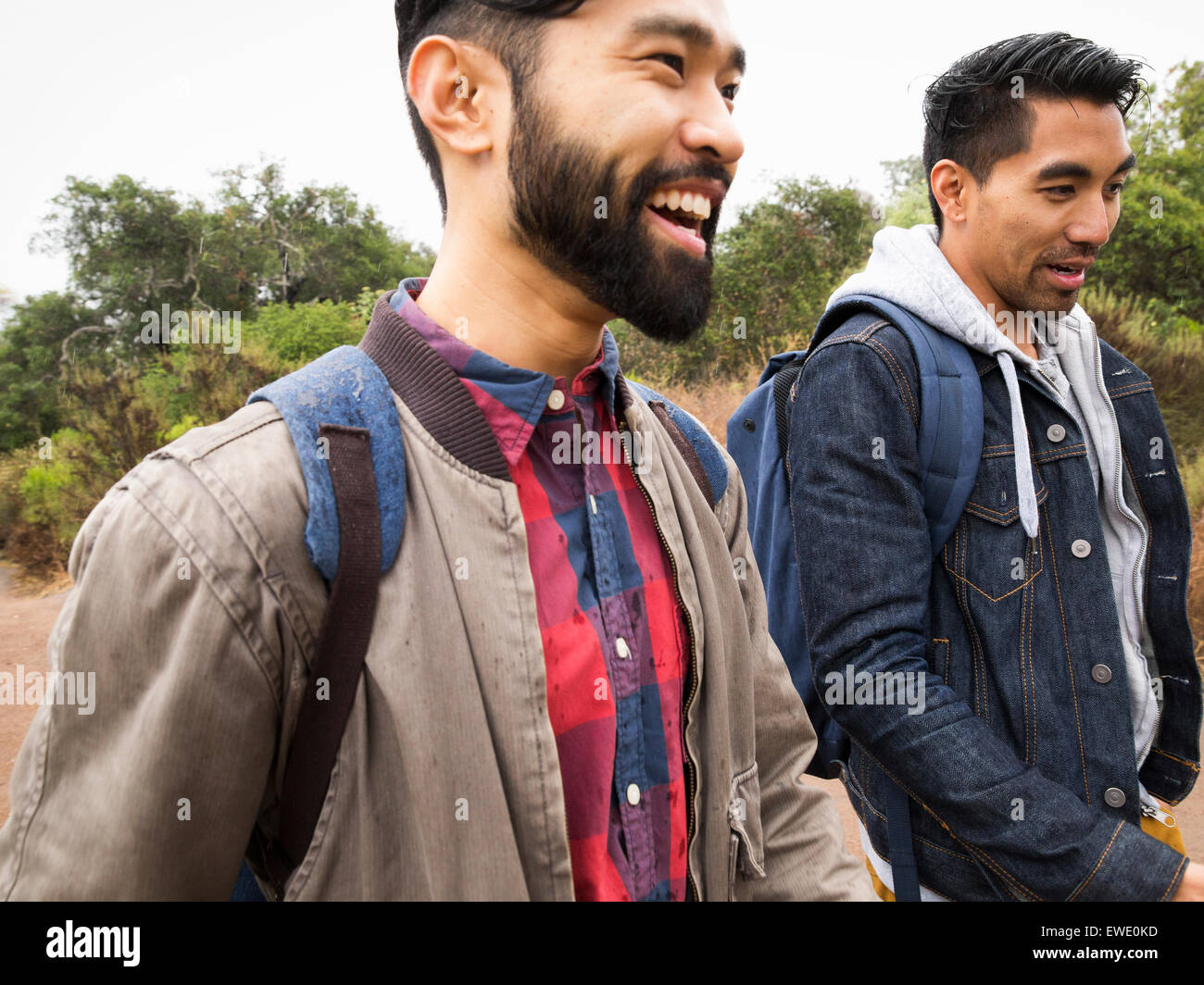 Zwei junge Männer, die zu Fuß in einem park Stockfoto