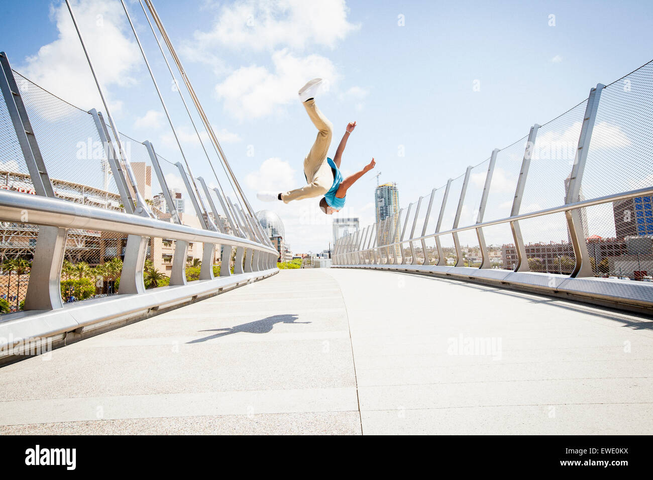 Junger Mann Saltos auf street Parcour parkour Stockfoto