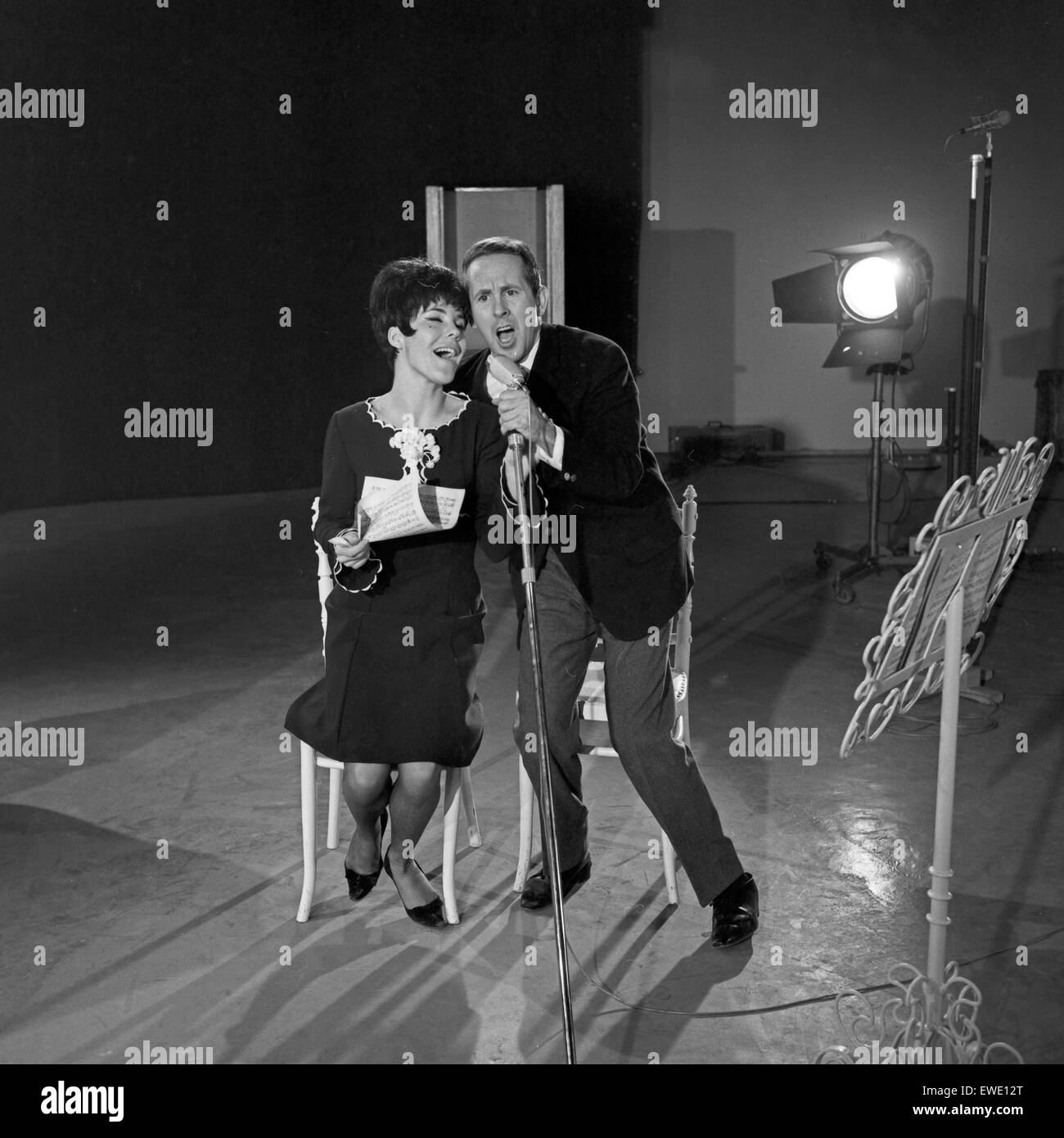 Deutschen Wis Gerd Vespermann und Beate Granzow, Deutschland 1960 r Jahre. Deutsche Schauspieler Gerd Vespermann und Beate Granzow, Deutschland der 1960er Jahre. Stockfoto