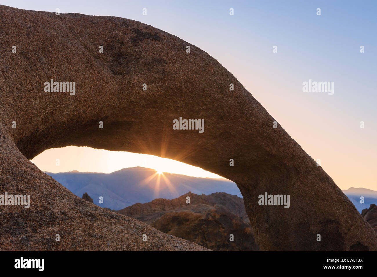 Sonnenaufgang am Mobius Arch in den Alabama Hills mit Blick auf die Sierra Nevada, Kalifornien, USA. Stockfoto